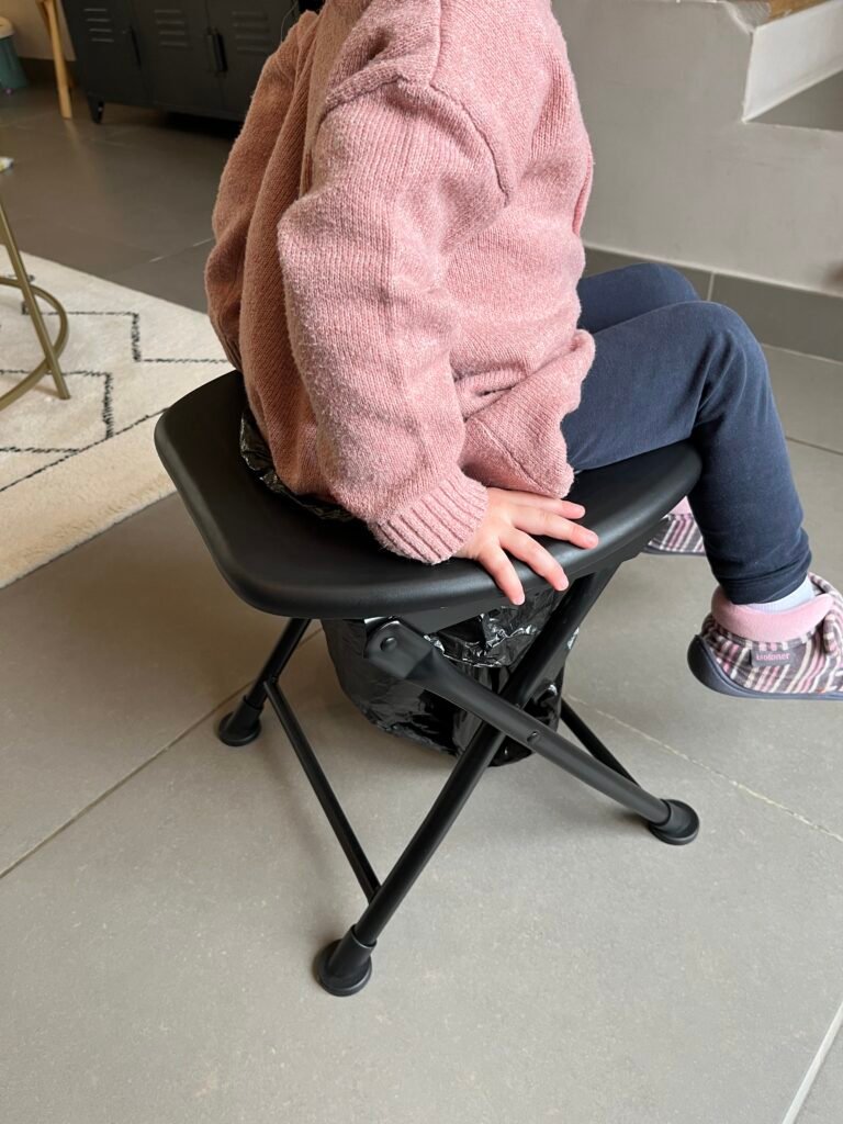 Personne assise sur toilette portable Habeygard® — démonstration d'utilisation