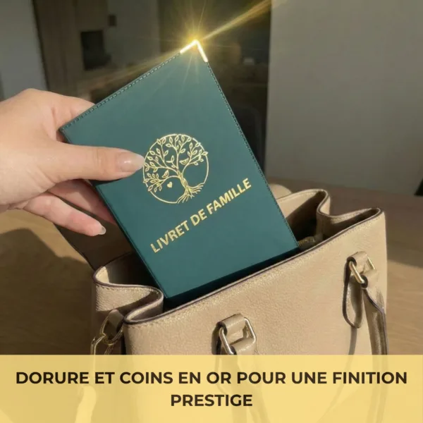 Protège livret de famille Habeygard® vert bouteille – dorure et coins en or pour une finition prestige, tenu en main