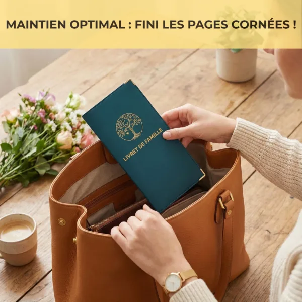 Protège livret de famille Habeygard® vert bouteille rangé dans un sac – maintien optimal, fini les pages cornées