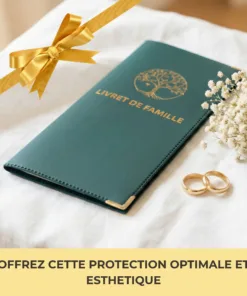 Protège livret de famille Habeygard® vert bouteille posé sur lit avec nœud cadeau et alliances – idéal cadeau mariage
