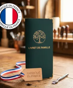 Protège livret de famille Habeygard® vert bouteille dans atelier artisanal – fabriqué en France