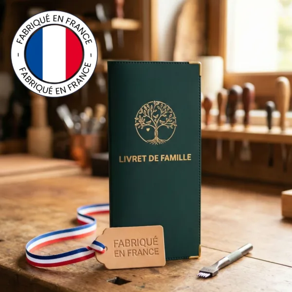 Protège livret de famille Habeygard® vert bouteille dans atelier artisanal – fabriqué en France