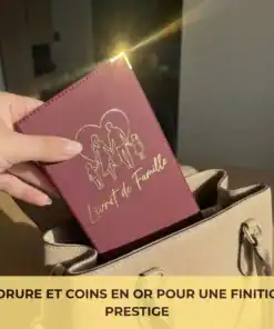 Protège livret de famille Habeygard® bordeaux – dorure et coins en or pour une finition prestige, tenu en main