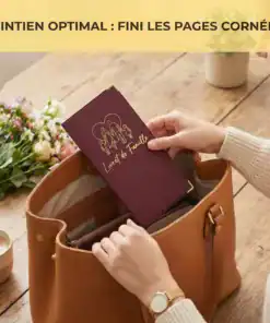 Protège livret de famille Habeygard® bordeaux rangé dans un sac – maintien optimal, fini les pages cornées