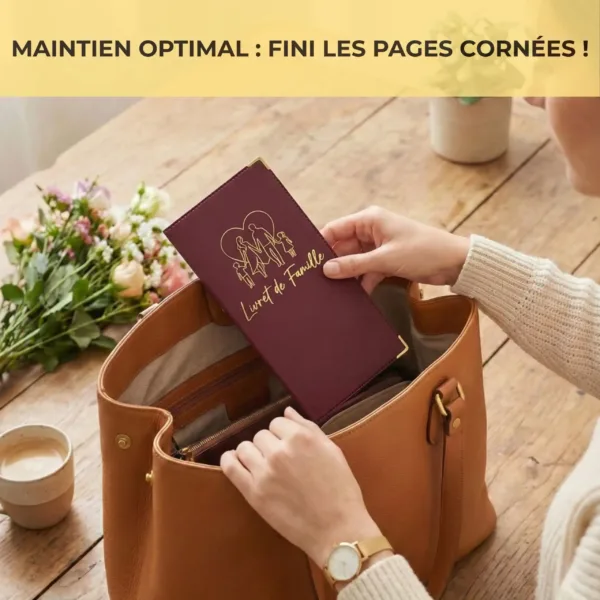 Protège livret de famille Habeygard® bordeaux rangé dans un sac – maintien optimal, fini les pages cornées