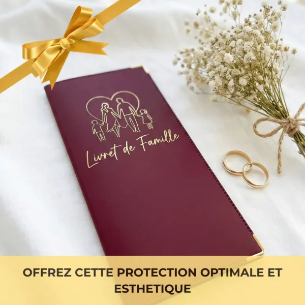 Protège livret de famille Habeygard® bordeaux posé sur lit avec nœud cadeau et alliances – idéal cadeau mariage