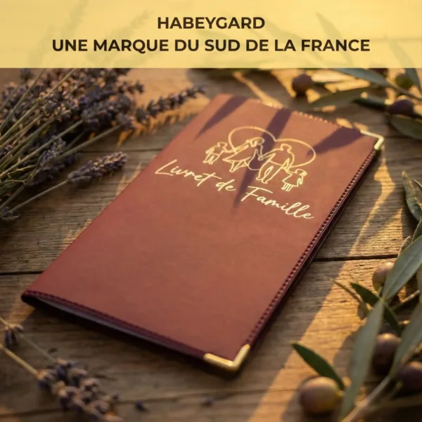 Protège livret de famille Habeygard® bordeaux entouré de branchages – marque du Sud de la France