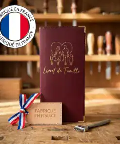 Protège livret de famille Habeygard® bordeaux dans atelier artisanal – fabriqué en France