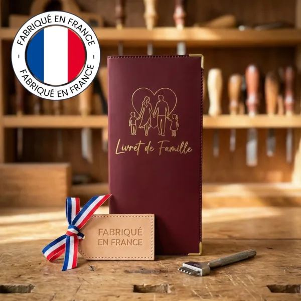 Protège livret de famille Habeygard® bordeaux dans atelier artisanal – fabriqué en France