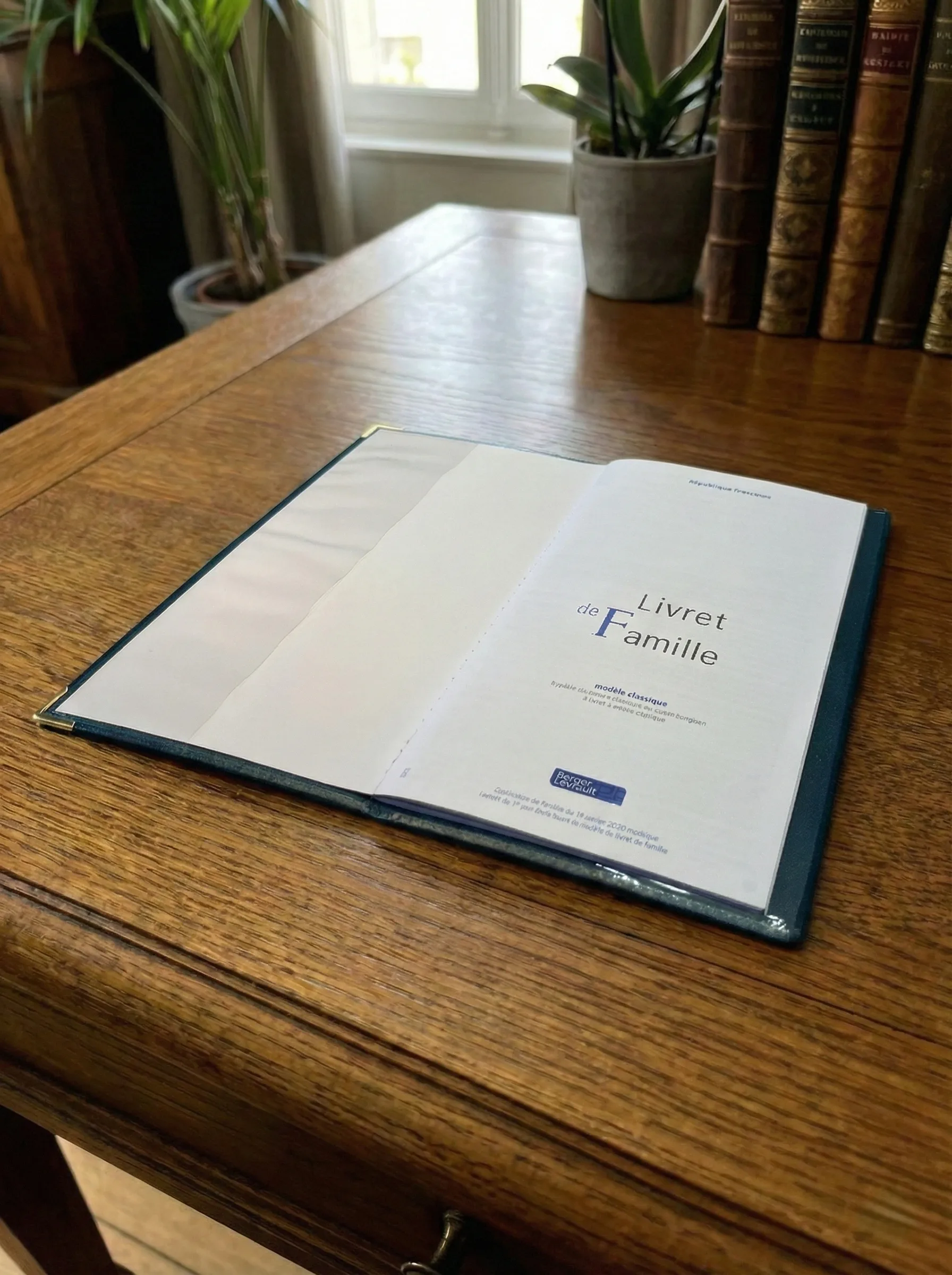 Intérieur ouvert du protège livret de famille Habeygard® bordeaux — maintien pages