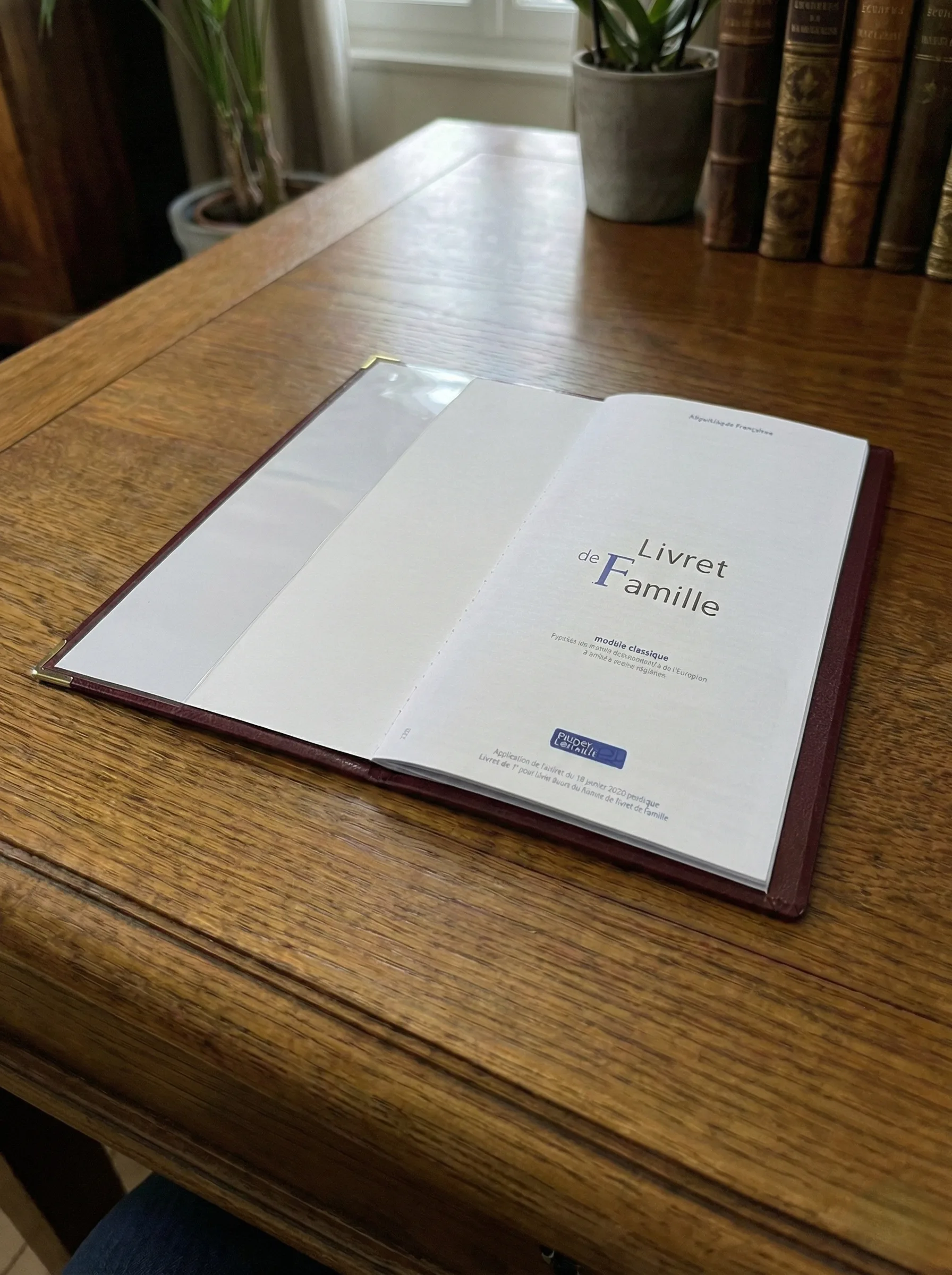 Intérieur ouvert du protège livret de famille Habeygard® vert — maintien pages