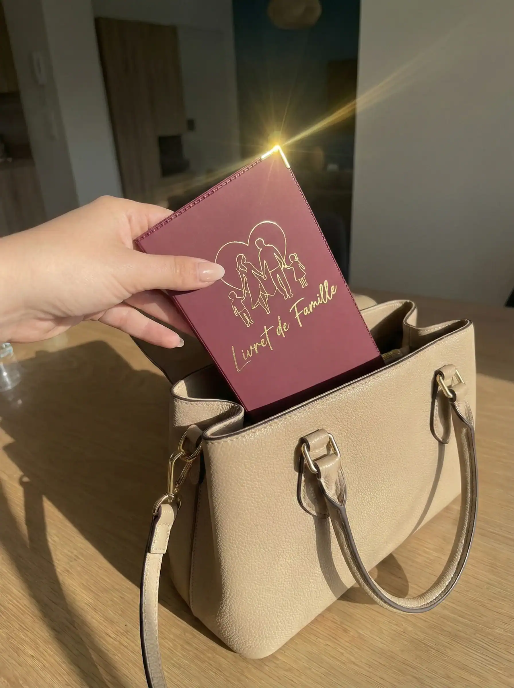 Protège livret de famille Habeygard® bordeaux glissé dans un sac à main