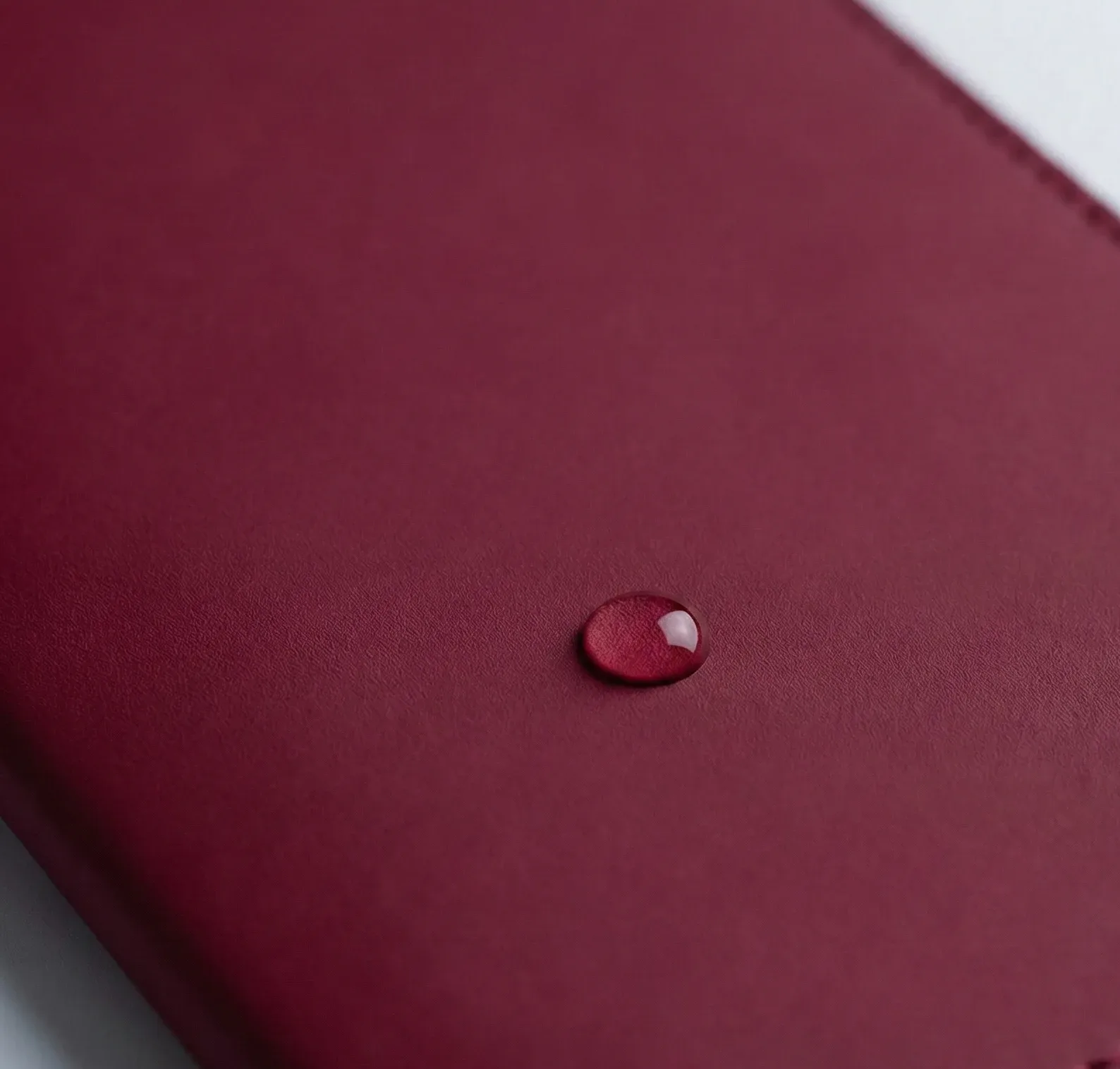 Détail surface imperméable du protège livret de famille Habeygard® bordeaux
