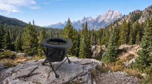 Toilette portable Habeygard® sur rocher face aux montagnes et forêt de pins