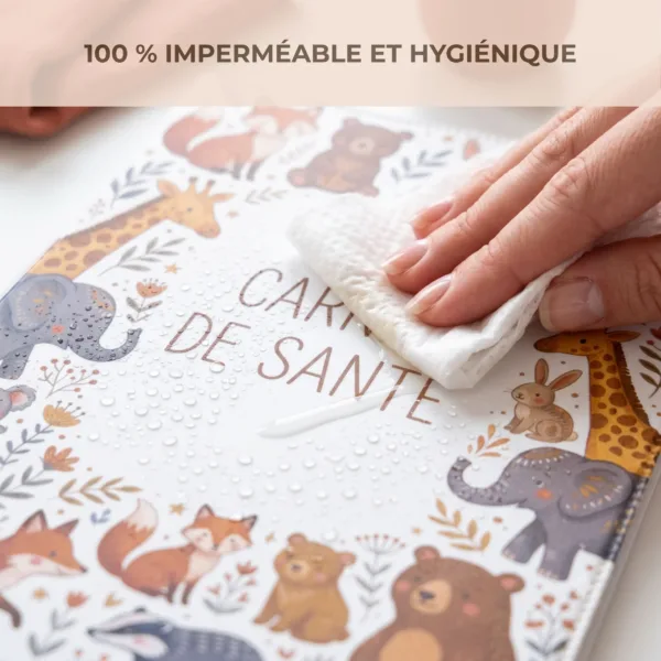Nettoyage d'un coup de lingette humide de la couverture PVC imperméable et hygiénique du protège carnet de santé Habeygard