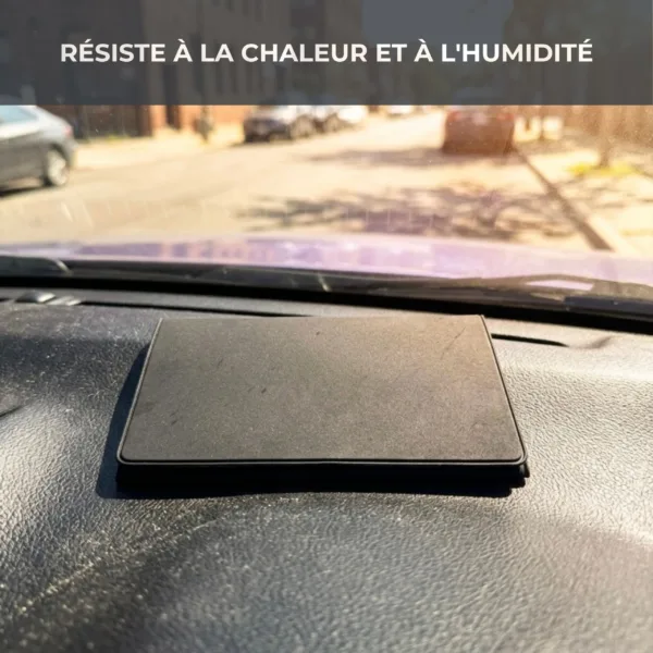 Protège carte grise noir Habeygard® sur tableau de bord en plein soleil d'été