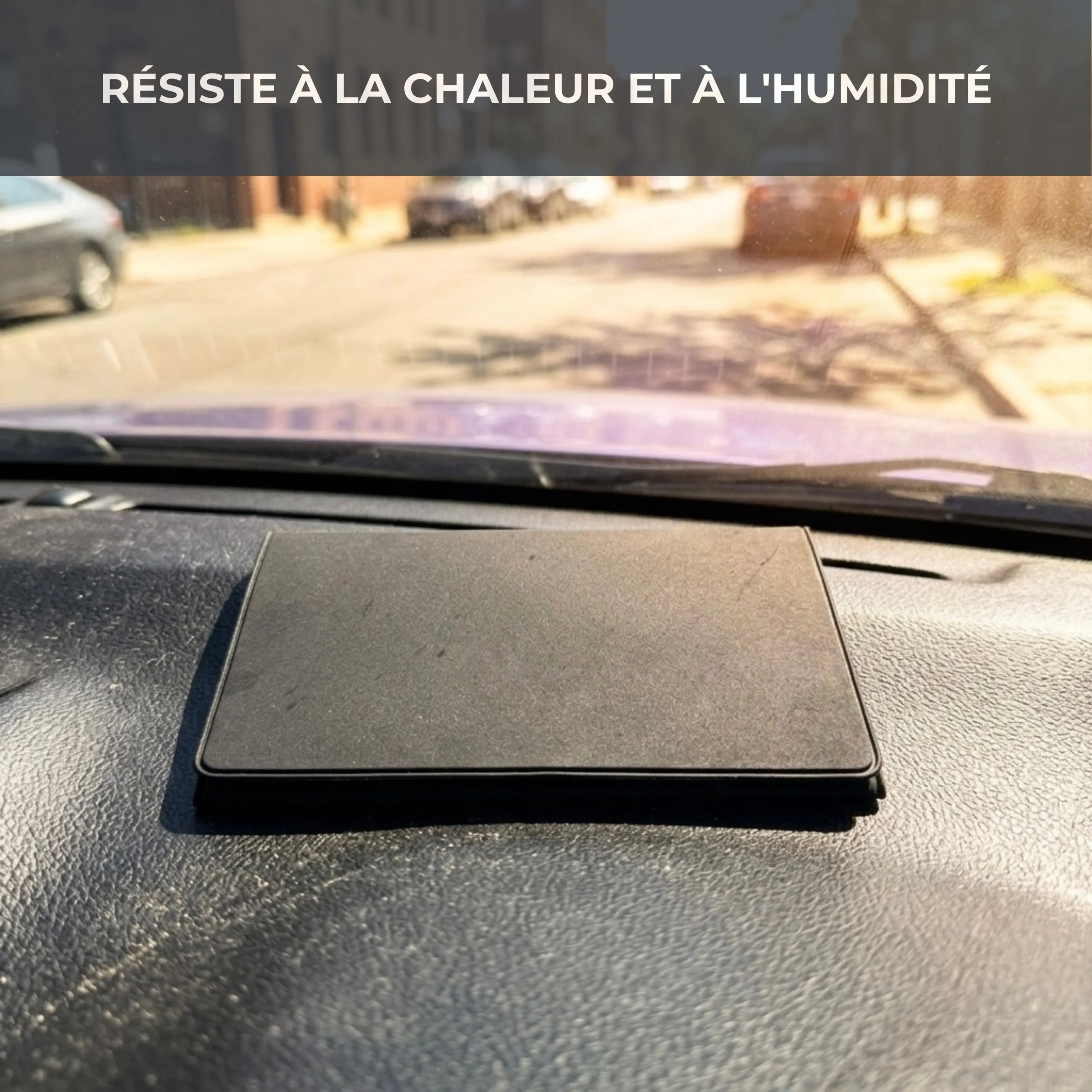 Protège carte grise noir Habeygard® sur tableau de bord en plein soleil d'été