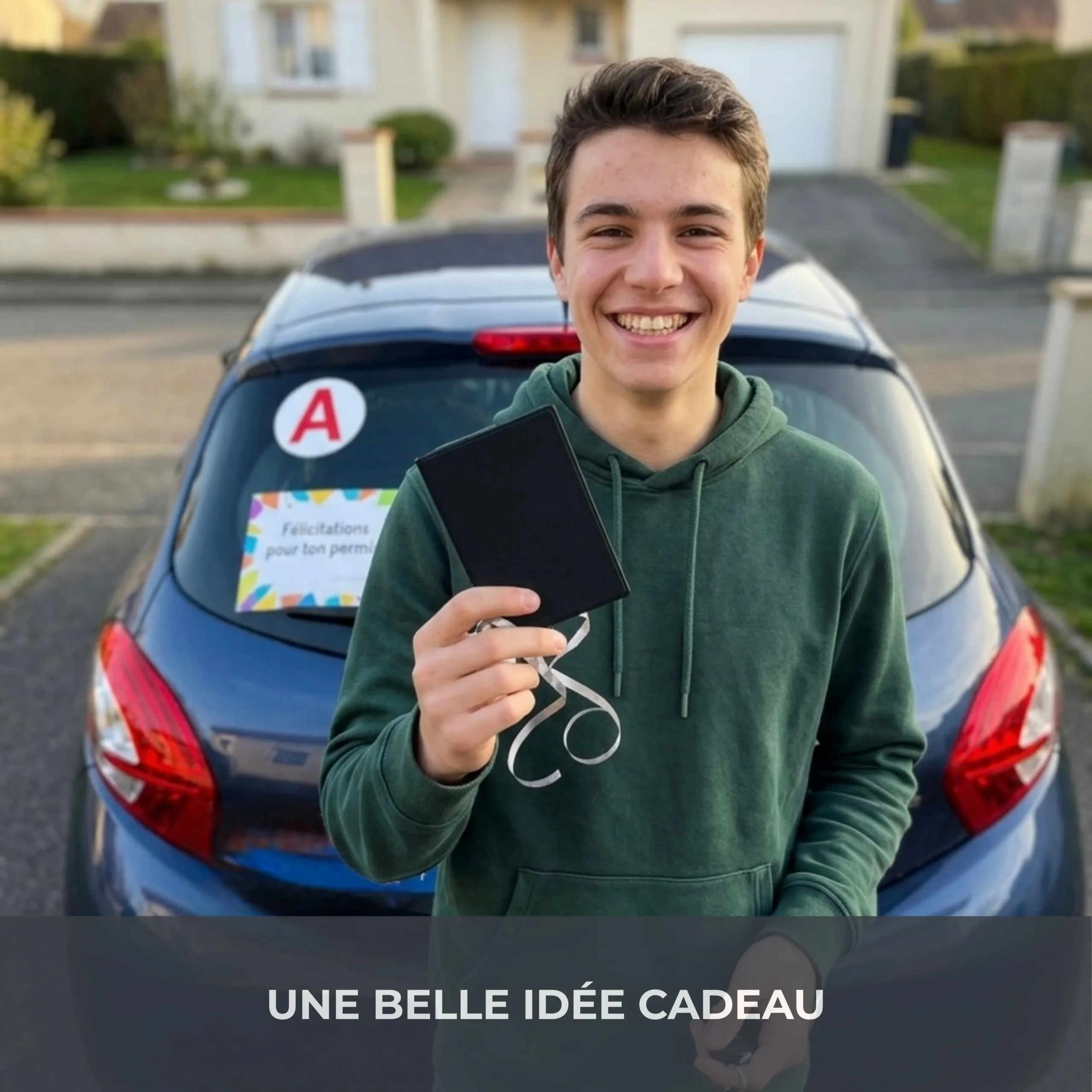 Jeune permis recevant un porte carte grise Habeygard® en cadeau devant sa voiture