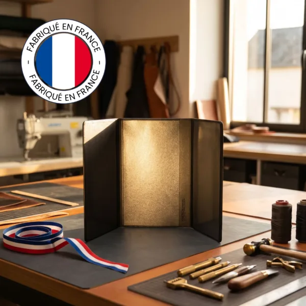 Porte carte grise Habeygard® dans un atelier français, badge Fabriqué en France