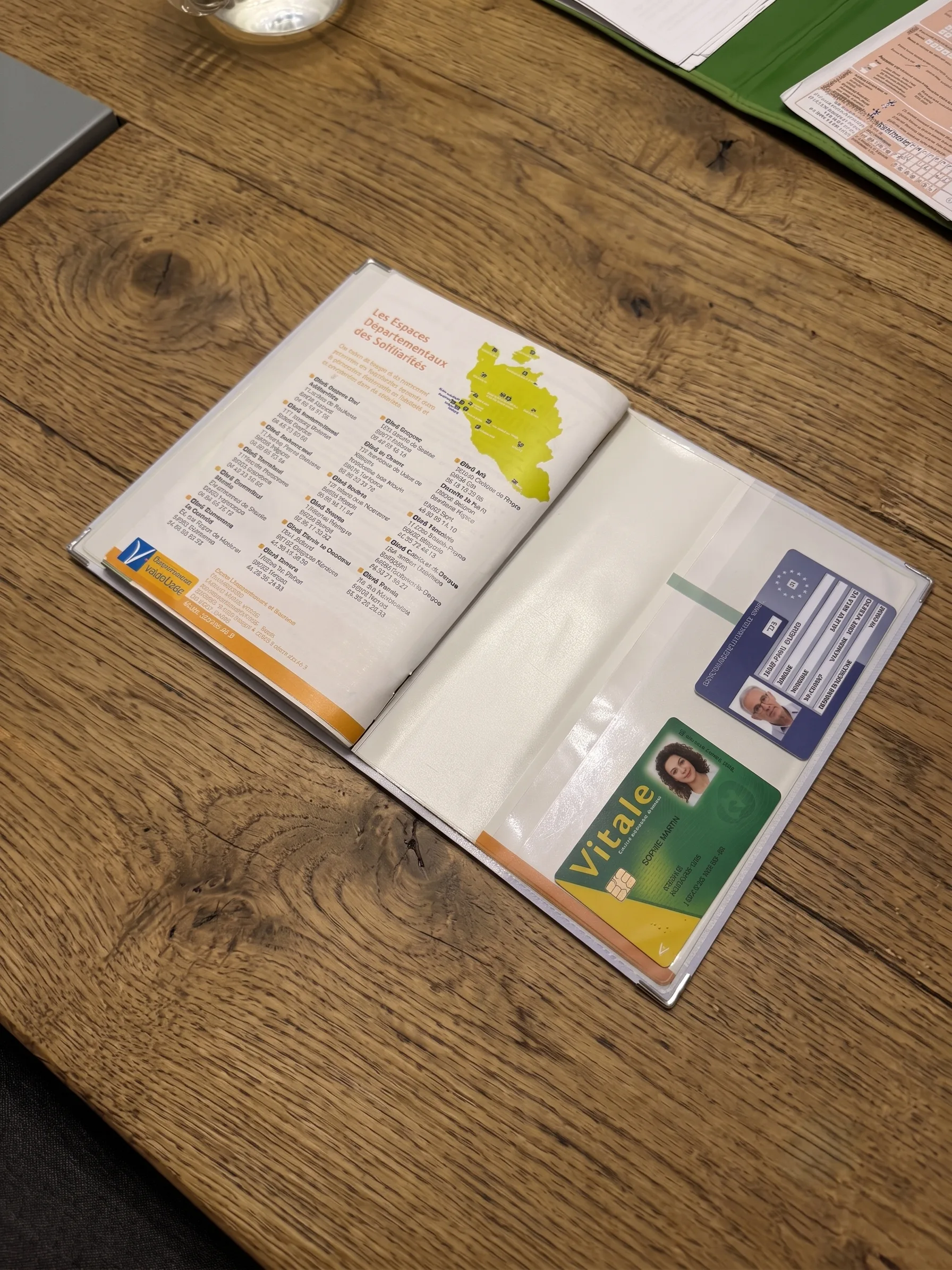 Intérieur du protège carnet de santé Habeygard avec 3 rabats cristal contenant le carnet officiel, une carte Vitale et une ordonnance