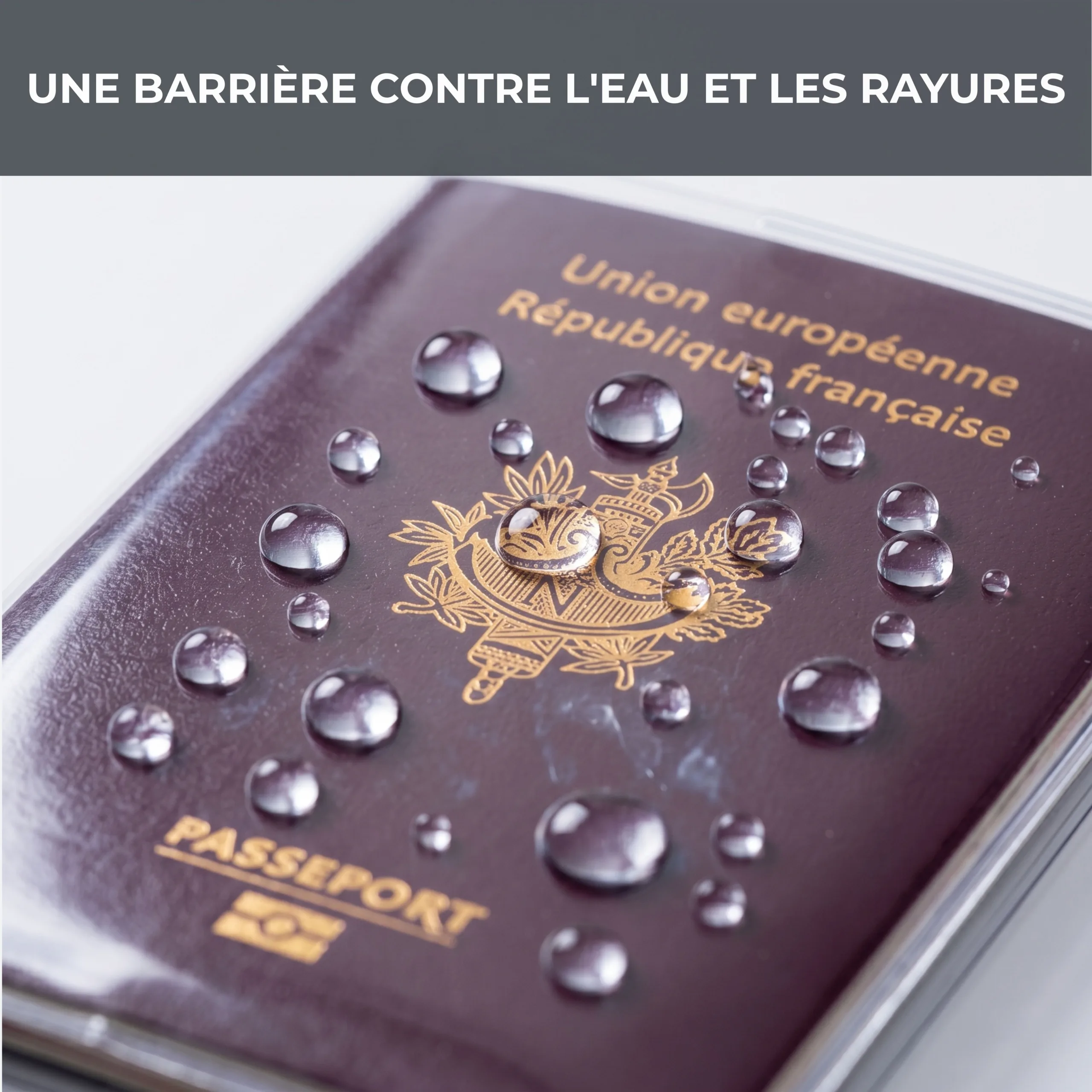 Gouttes d'eau perlant sur un protège passeport Habeygard® sans atteindre le document