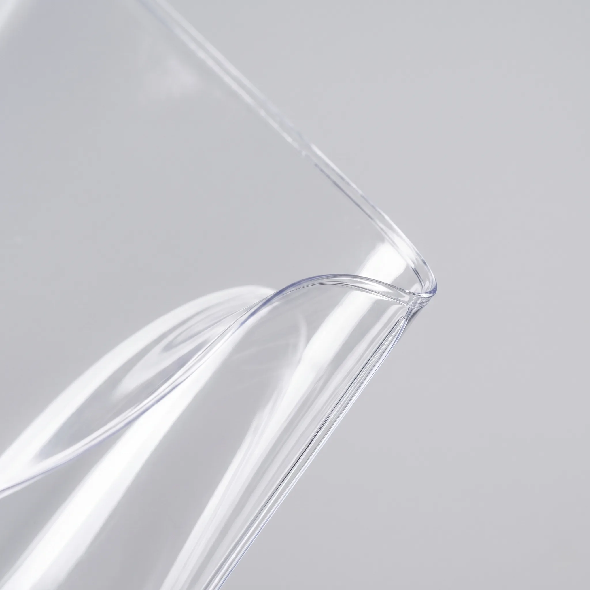 Macro sur l'angle d'un étui passeport Habeygard® en PVC souple cristal légèrement plié
