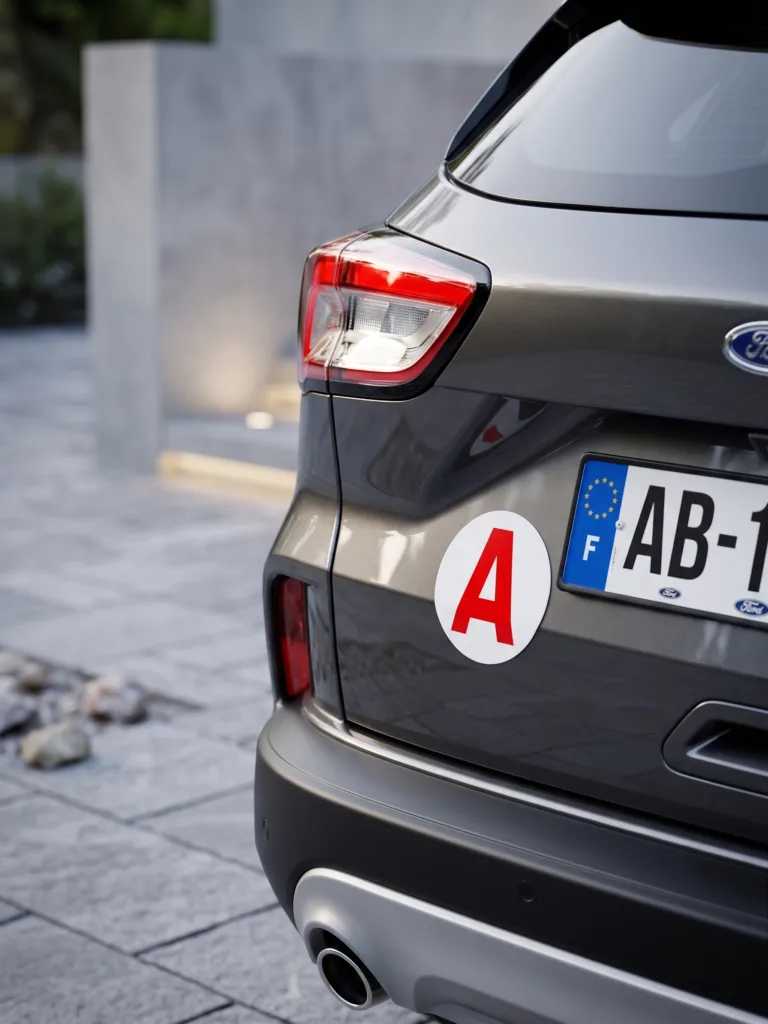 Disque A magnétique Habeygard® épousant le hayon galbé d'un SUV gris métallisé